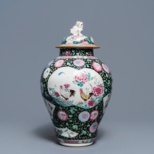 Een Chinese famille rose dekselvaas met hanen, Yongzheng — foto 1