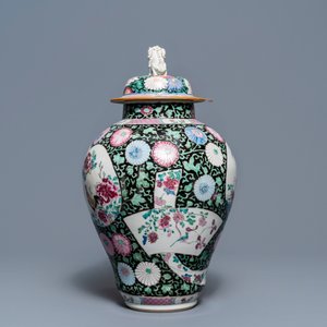 Een Chinese famille rose dekselvaas met hanen, Yongzheng — foto 2