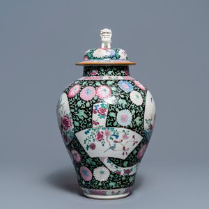 Een Chinese famille rose dekselvaas met hanen, Yongzheng — foto 4