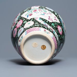 Een Chinese famille rose dekselvaas met hanen, Yongzheng — foto 7