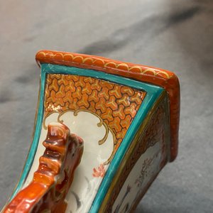Een Chinese famille rose dekselvaas met mandarijns decor, Qianlong — foto 15
