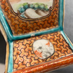 Een Chinese famille rose dekselvaas met mandarijns decor, Qianlong — foto 16