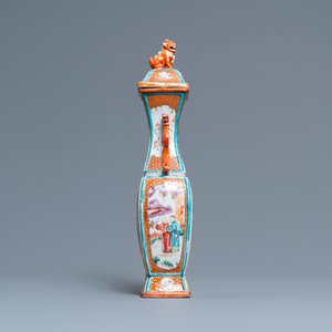 Een Chinese famille rose dekselvaas met mandarijns decor, Qianlong — foto 3