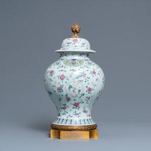 Een Chinese famille rose dekselvaas met vergulde bronzen montuur, 19e eeuw — foto 4
