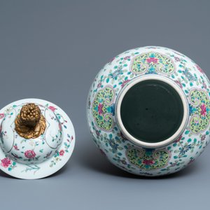 Een Chinese famille rose dekselvaas met vergulde bronzen montuur, 19e eeuw — foto 5