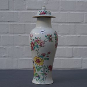 Een Chinese famille rose dekselvaas met vlinders en bloemen, Yongzheng — foto 11