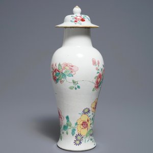 Een Chinese famille rose dekselvaas met vlinders en bloemen, Yongzheng — foto 2