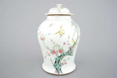 Een Chinese famille rose dekselvaas met vogels op een tak, 19e