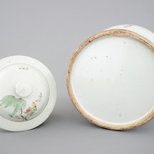 Een Chinese famille rose dekselvaas met vogels op een tak, 19e — foto 6