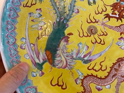 Een Chinese famille rose 'draak en feniks' schotel met gele fondkleur, Qianlong merk, 19/20e eeuw — foto 3
