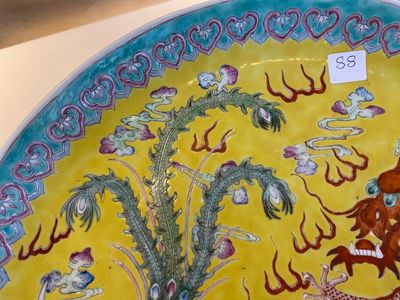 Een Chinese famille rose 'draak en feniks' schotel met gele fondkleur, Qianlong merk, 19/20e eeuw — foto 4