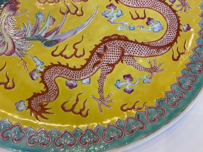 Een Chinese famille rose 'draak en feniks' schotel met gele fondkleur, Qianlong merk, 19/20e eeuw — foto 5