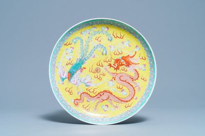 Een Chinese famille rose 'draak en feniks' schotel met gele fondkleur, Qianlong merk, Republiek