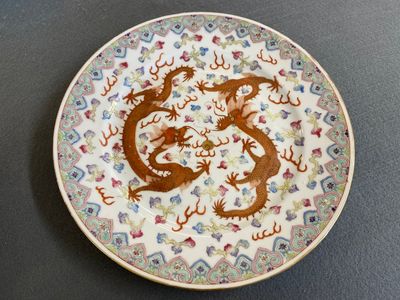Een Chinese famille rose 'draken' schotel, Guangxu merk en periode — foto 1