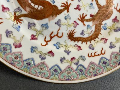 Een Chinese famille rose 'draken' schotel, Guangxu merk en periode — foto 4