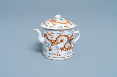 Een Chinese famille rose 'draken' theepot, 19e eeuw