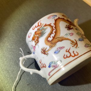 Een Chinese famille rose 'draken' theepot, 19e eeuw — foto 13