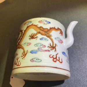 Een Chinese famille rose 'draken' theepot, 19e eeuw — foto 14