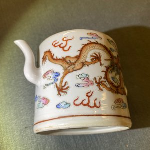 Een Chinese famille rose 'draken' theepot, 19e eeuw — foto 16