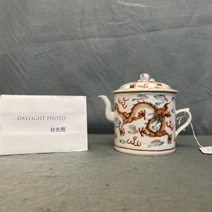 Een Chinese famille rose 'draken' theepot, 19e eeuw — foto 17