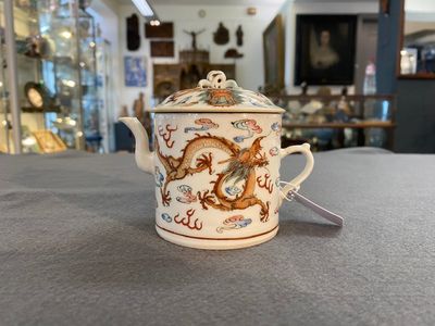 Een Chinese famille rose 'draken' theepot met deksel, Qingwan 清玩 merk, 19e eeuw — foto 1