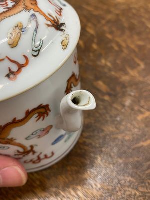 Een Chinese famille rose 'draken' theepot met deksel, Qingwan 清玩 merk, 19e eeuw — foto 12