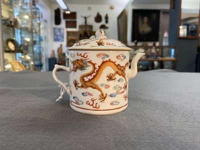 Een Chinese famille rose 'draken' theepot met deksel, Qingwan 清玩 merk, 19e eeuw — foto 2