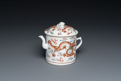 Een Chinese famille rose 'draken' theepot met deksel, Qingwan 清玩 merk, 19e eeuw
