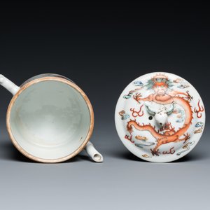 Een Chinese famille rose 'draken' theepot met deksel, Qingwan 清玩 merk, 19e eeuw — foto 6