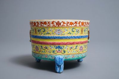 Een Chinese famille rose driepotige wierookbrander, Daoguang merk en periode