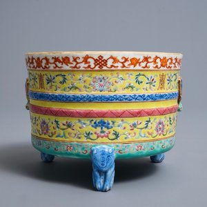 Een Chinese famille rose driepotige wierookbrander, Daoguang merk en periode — foto 1