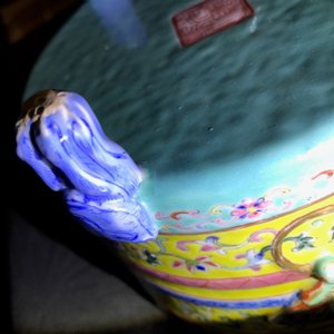 Een Chinese famille rose driepotige wierookbrander, Daoguang merk en periode — foto 14