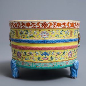 Een Chinese famille rose driepotige wierookbrander, Daoguang merk en periode — foto 3