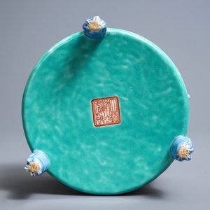 Een Chinese famille rose driepotige wierookbrander, Daoguang merk en periode — foto 6