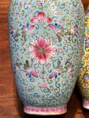 Een Chinese famille rose dubbele vaas met floraal decor, Qianlong merk, 19e eeuw — foto 11