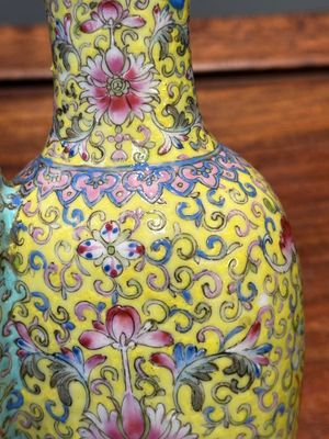 Een Chinese famille rose dubbele vaas met floraal decor, Qianlong merk, 19e eeuw — foto 12