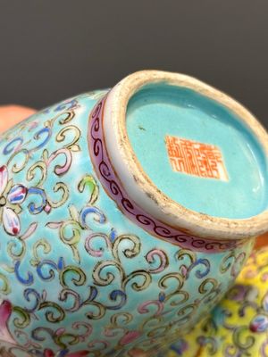 Een Chinese famille rose dubbele vaas met floraal decor, Qianlong merk, 19e eeuw — foto 17