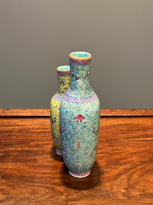 Een Chinese famille rose dubbele vaas met floraal decor, Qianlong merk, 19e eeuw — foto 2