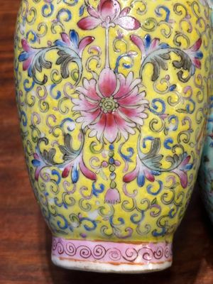 Een Chinese famille rose dubbele vaas met floraal decor, Qianlong merk, 19e eeuw — foto 9