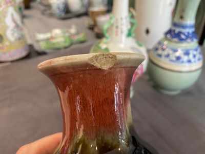 Een Chinese famille rose, een flambé en een blauw-witte celadon vaas, 19/20e eeuw — foto 14