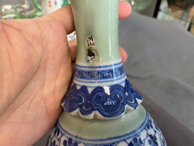 Een Chinese famille rose, een flambé en een blauw-witte celadon vaas, 19/20e eeuw — foto 18