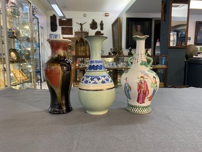 Een Chinese famille rose, een flambé en een blauw-witte celadon vaas, 19/20e eeuw — foto 2