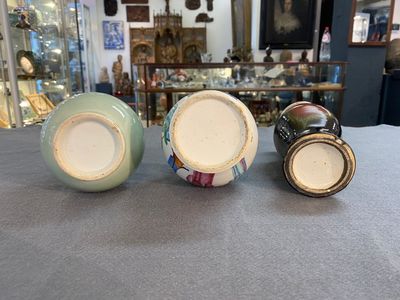 Een Chinese famille rose, een flambé en een blauw-witte celadon vaas, 19/20e eeuw — foto 7