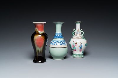 Een Chinese famille rose, een flambé en een blauw-witte celadon vaas, 19/20e eeuw