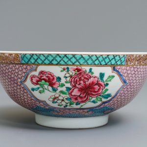Een Chinese famille rose eierschaal kom met floraal decor, Yongzheng — foto 3
