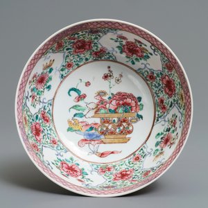Een Chinese famille rose eierschaal kom met floraal decor, Yongzheng — foto 5