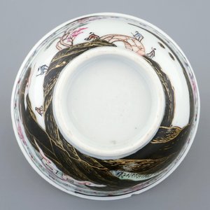 Een Chinese famille rose eierschaal kop en schotel met een berglandschap, Yongzheng, 1723-1735 — foto 5