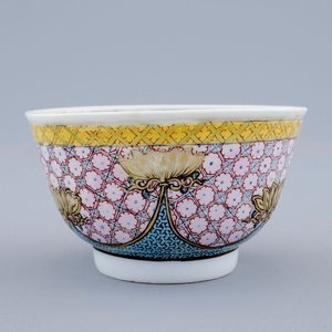 Een Chinese famille rose eierschaal kop en schotel met een bloemvaas, Yongzheng, 1723-1735 — foto 4