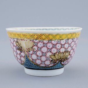 Een Chinese famille rose eierschaal kop en schotel met een bloemvaas, Yongzheng, 1723-1735 — foto 5