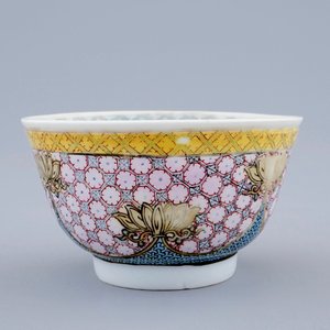 Een Chinese famille rose eierschaal kop en schotel met een bloemvaas, Yongzheng, 1723-1735 — foto 6